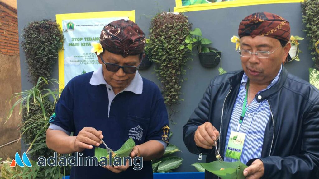 Pakar Pangan dari Louisiana State University, Prof. Herry Utomo bersama Pembina Kampung Semar yakni Ir. H. Bambang Irianto menyantap sajian Pecel Turi yang disajikan warga dari hasil panen tanaman di Kampung Semar Arjoari kota Malang (Foto : Agus Yuwono)