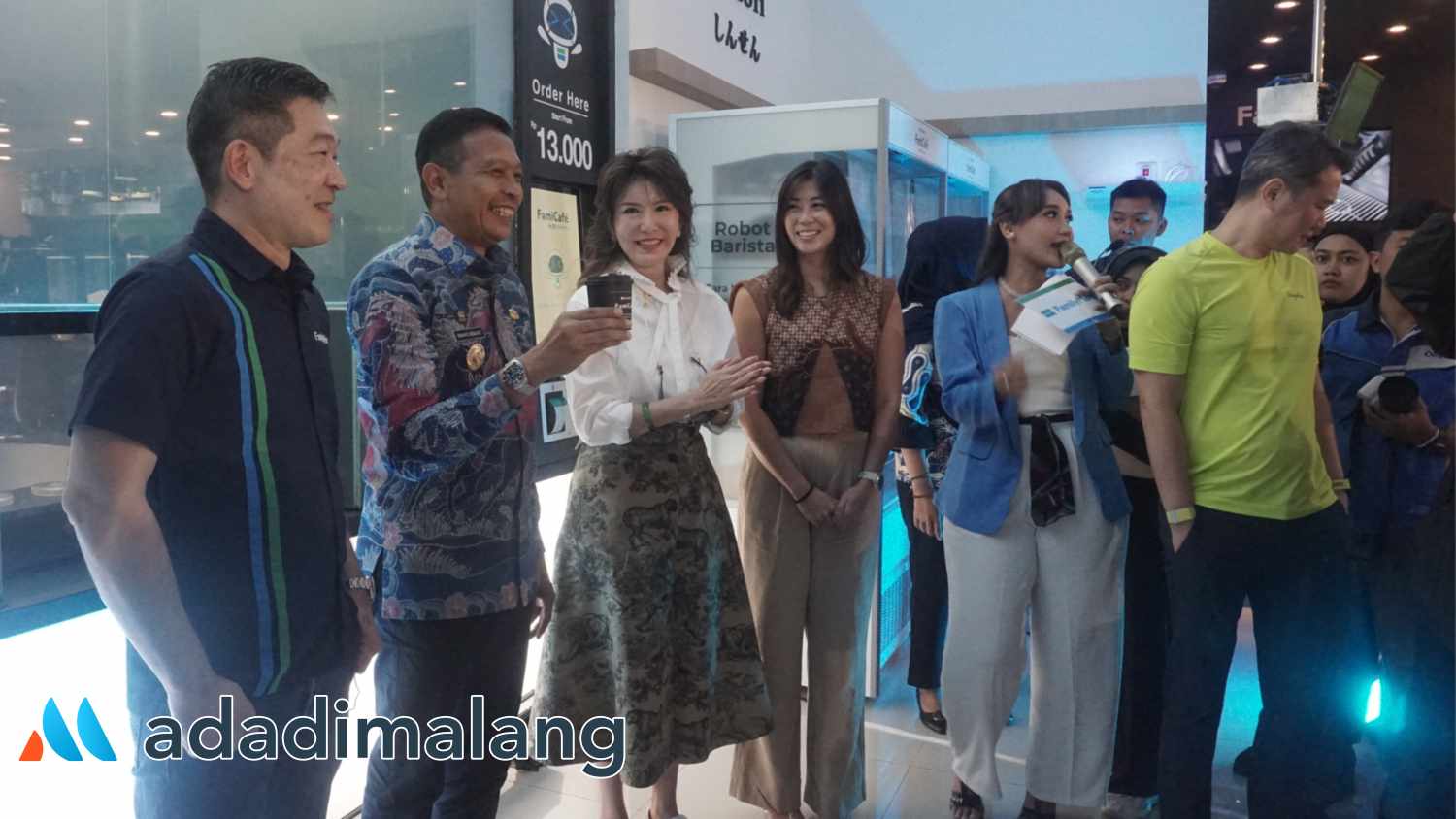 Pj Wali Kota Malang, Dr. Ir.Wahyu Hidayat, MM menikmati kopi buatan Robot Barista Pertama di Kota Malang (Foto : Agus Yuwono)