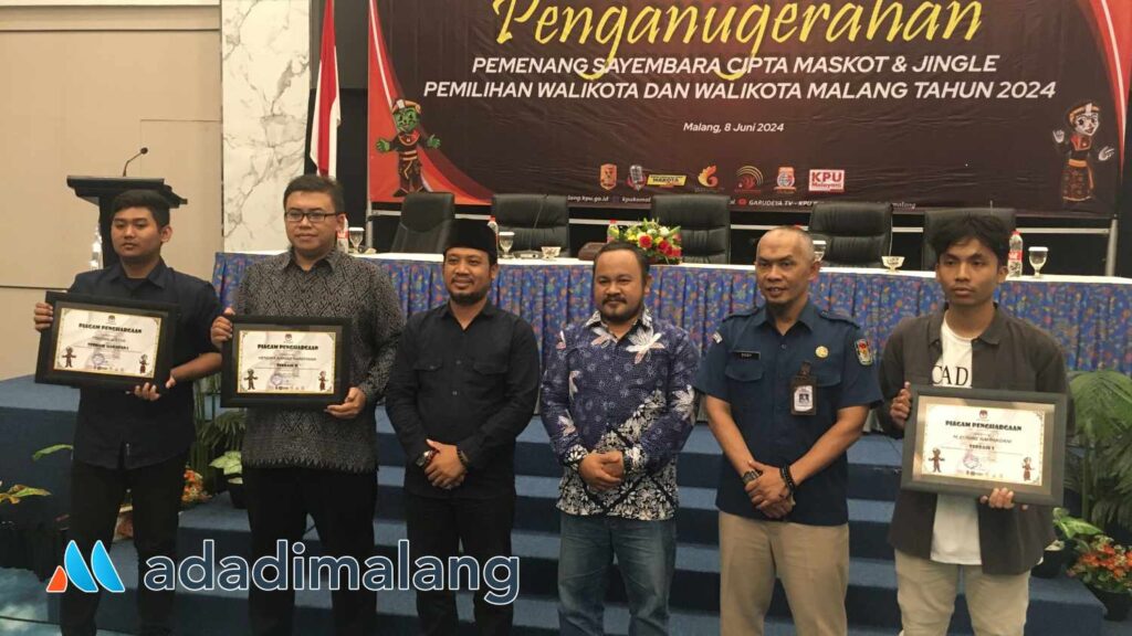 KPU Kota Malang bersama dengan para juara lomba cipta maskot Pilkada Kota Malang 2024 (Foto : Agus Yuwono) 