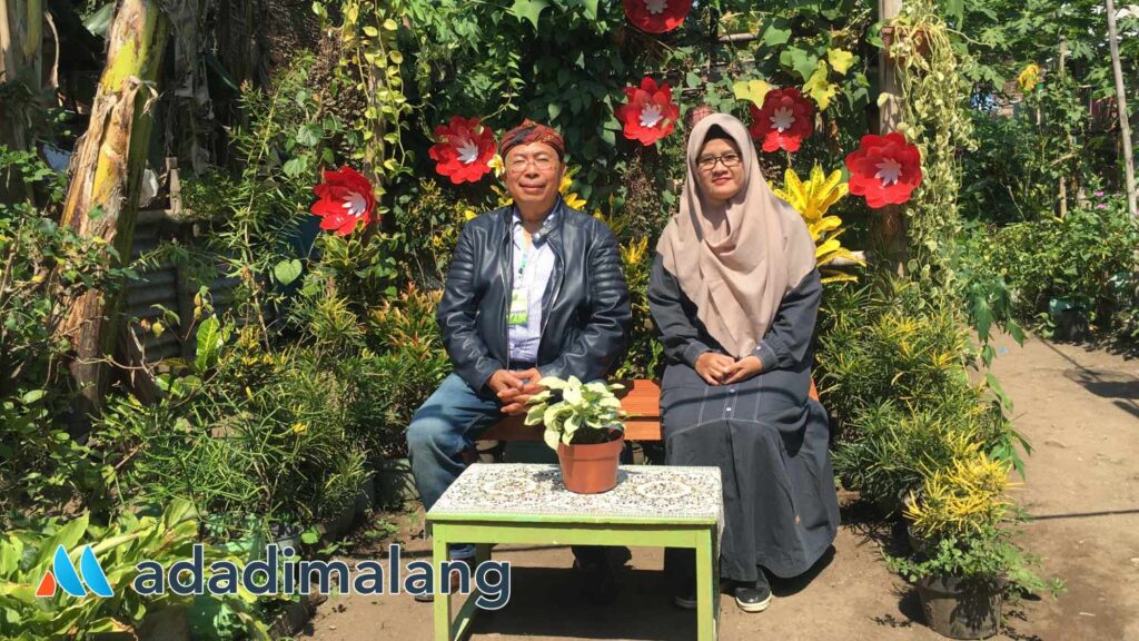 Pakar Pangan dari Louisiana State University, Prof. Herry Utomo bersama Ketua PKK RT 6 RW 2 Arjosati Nurul Wahyuni bersantai di salah satu spot tanaman warga Kampung Semar (Foto : Agus Yuwono)