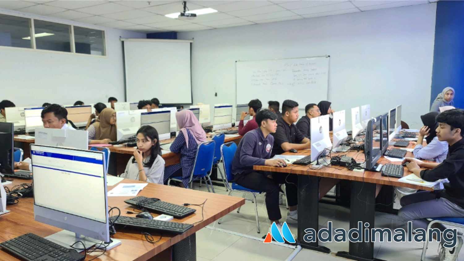 Suasana pelaksanaan Seleksi Ujian Mandiri Konsorsium di kampus utama Politeknik Negeri Malang (POLINEMA)