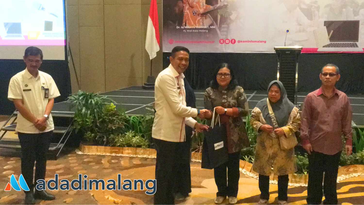 Pj Wali Kota Malang Dr. ir. Wahyu Hidayat, MM saat memberikan apresiasi kepada beberapa peserta kegiatan Pelatihan MC dan Protokoler (Foto : Agus Yuwono)