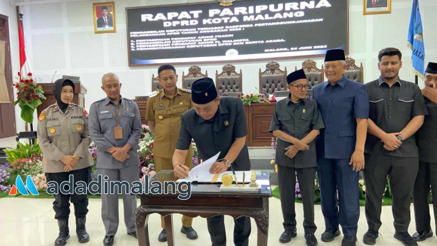 Ketua DPRD Kota Malang, I Made Riandiana Kartika,SE., MM., Menandatangani Persetujuan Pertanggungjawaban APBD 2023 dalam Rapat Paripurna DPRD Kota Malang