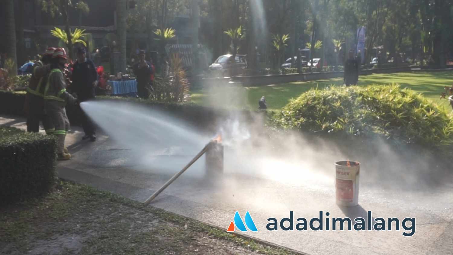 Petugas Pemadam Kebakaran Universitas Brawijaya memadamkan kebakaran yang gagal dipadamkan dengan menggunakan APAR dalam demonstrasi pagi tadi (Foto : Agus Yuwono)