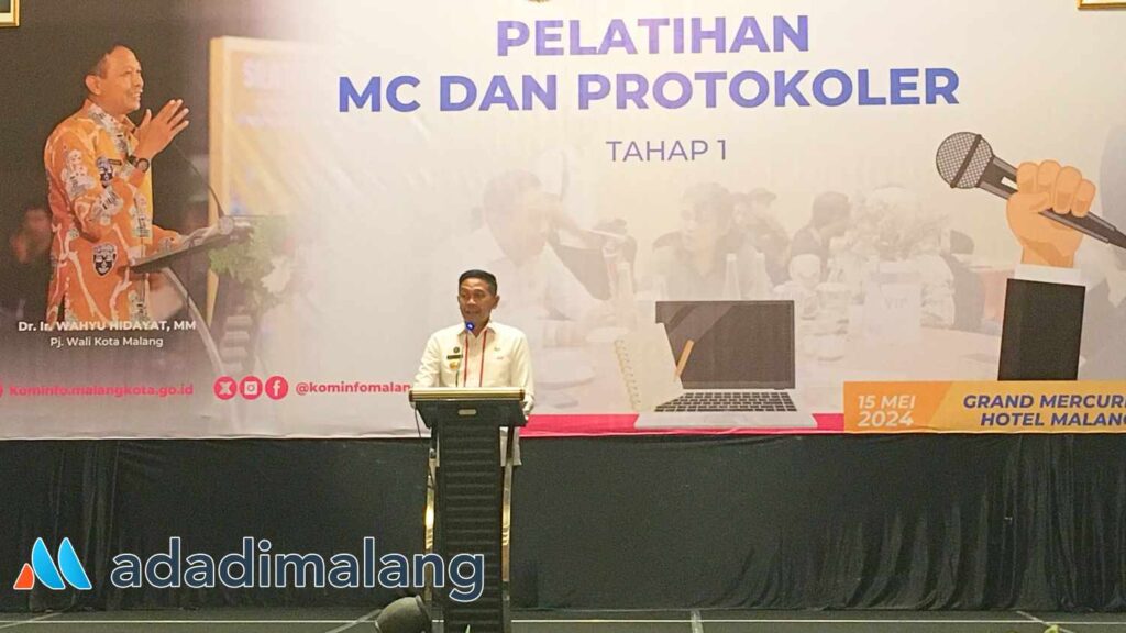 Pj Wali Kota Malang Dr. Ir. Wahyu Hidayat, MM berharap muncul kemandirian masyarakat usai mengikuti Pelatihan MC dan Protokoler yang diselenggarakan oleh Pemkot Malang melalui Diskominfo Kota Malang tersebut (Foto : Agus Yuwono)