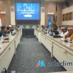 Dosen Fakultas Hukum Universitas Brawijaya menyampaikan materi terkait dengan Hukum Pidana dan juga Hukum Pemerintahan (Foto : Agus Yuwono)