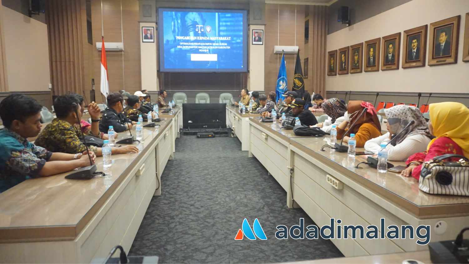 Dosen Fakultas Hukum Universitas Brawijaya menyampaikan materi terkait dengan Hukum Pidana dan juga Hukum Pemerintahan (Foto : Agus Yuwono)