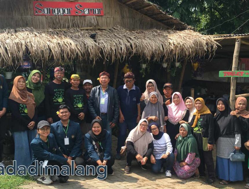 Pakar Pangan dari Louisiana State University, Prof. Herry Utomo mengabadikan momen bersama warga Kampung Semar yang dikunjunginya siang hari ini (Foto : Agus Yuwono)