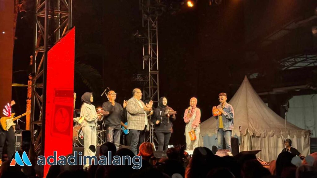 Direktur STIE Malangkuçeçwara, Drs Bunyamin, MM., Ph.D bersama Direktur Radio MFM Malang Eko Sudjadwoto usai meniup lilin tanda peringatan HUT ke-53 ABM Malang dan ke-22 Radio MFM Malang di hadapan ribuan penonton 'Journey of Star' malam ini (Foto : Agus Yuwono)