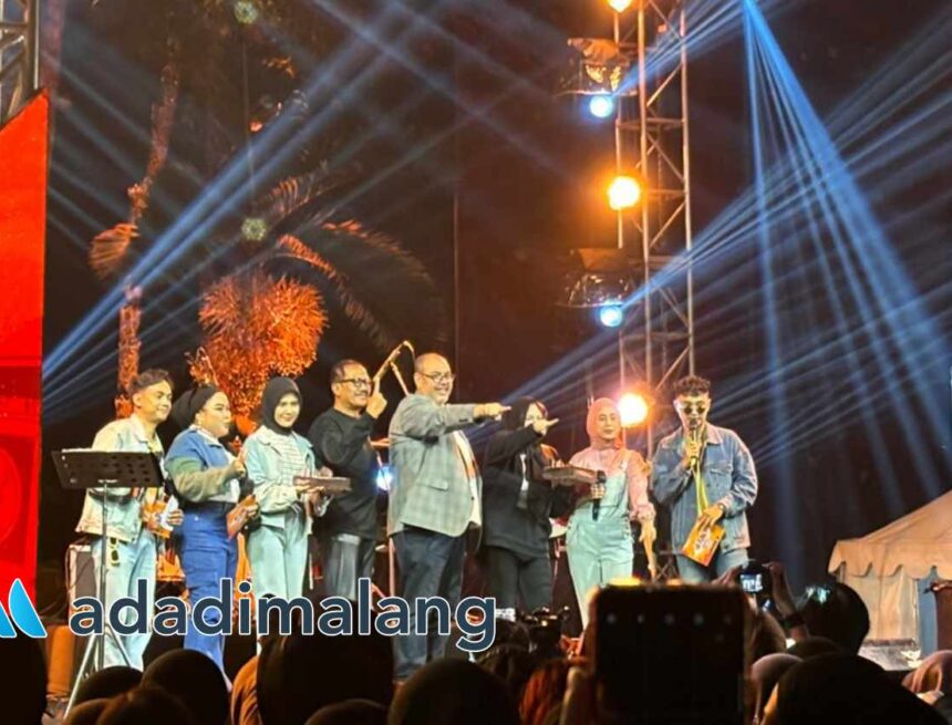 Direktur STIE Malangkuçeçwara, Drs Bunyamin, MM., Ph.D bersama Direktur Radio MFM Malang Eko Sudjadwoto di atas panggung sebelum membuka kegiatan 'Journey of Star' yang dihadiri ribuan penonton (Foto : Agus Yuwono)