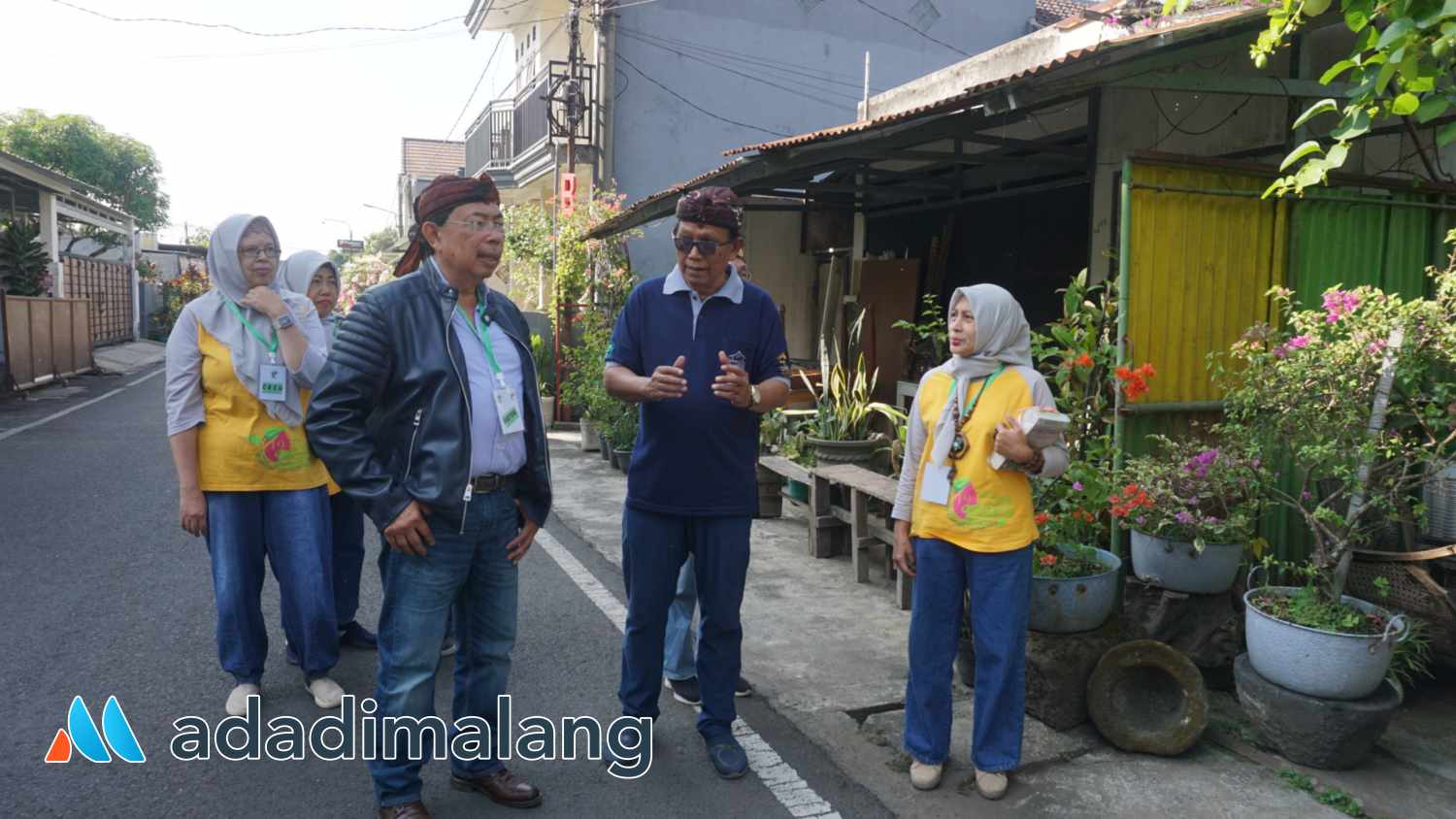 Pakar Pangan dari Louisiana State University Amerika Serikat, Prof. Herry Utomo saat mengunjungi Kampung Wonosari Go Green (WNS) bersama dengan Pembina Lingkungan Tingkat Nasional asal Kota Malang Ir. H. Bambang Irianto (Foto : Agus Yuwono)