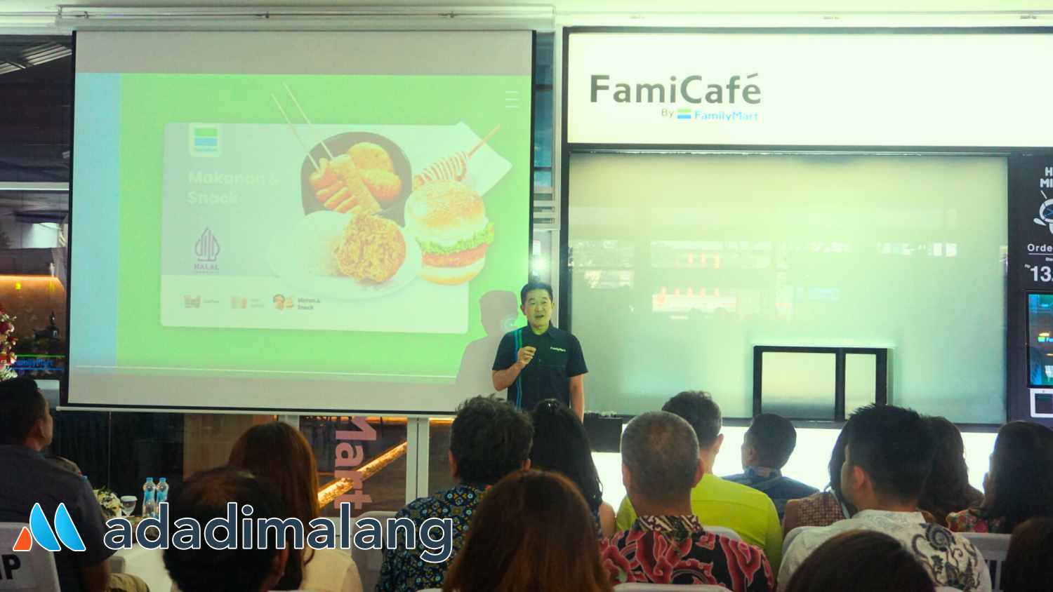 CEO FamilyMart Indonesia, Wirry Tjandra saat menjelaskan proses pembukaan empat gerai FamilyMart di Kota Malang ini kepada tamu undangan yang hadir (Foto : Agus Yuwono)