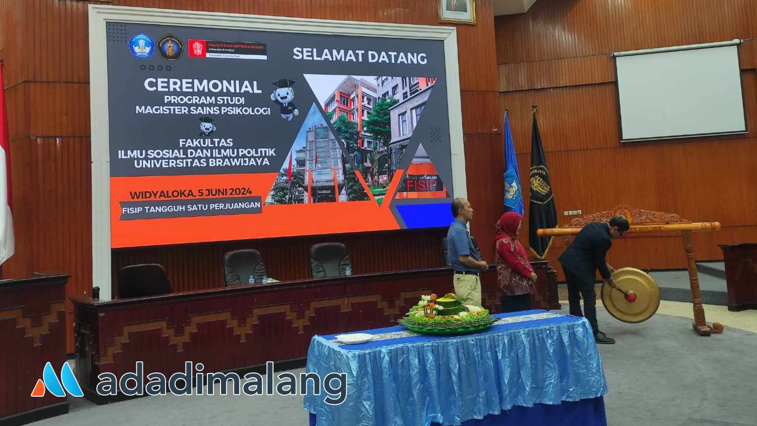 Dekan FISIP UB Prof. Anang Sujoko, S.Sos., M.Si., D.COMM. memukul gong sebagai tanda pembukaan Prodi Magister Sains Psikologi FISIP Universitas Brawijaya (Foto : Agus Yuwono)