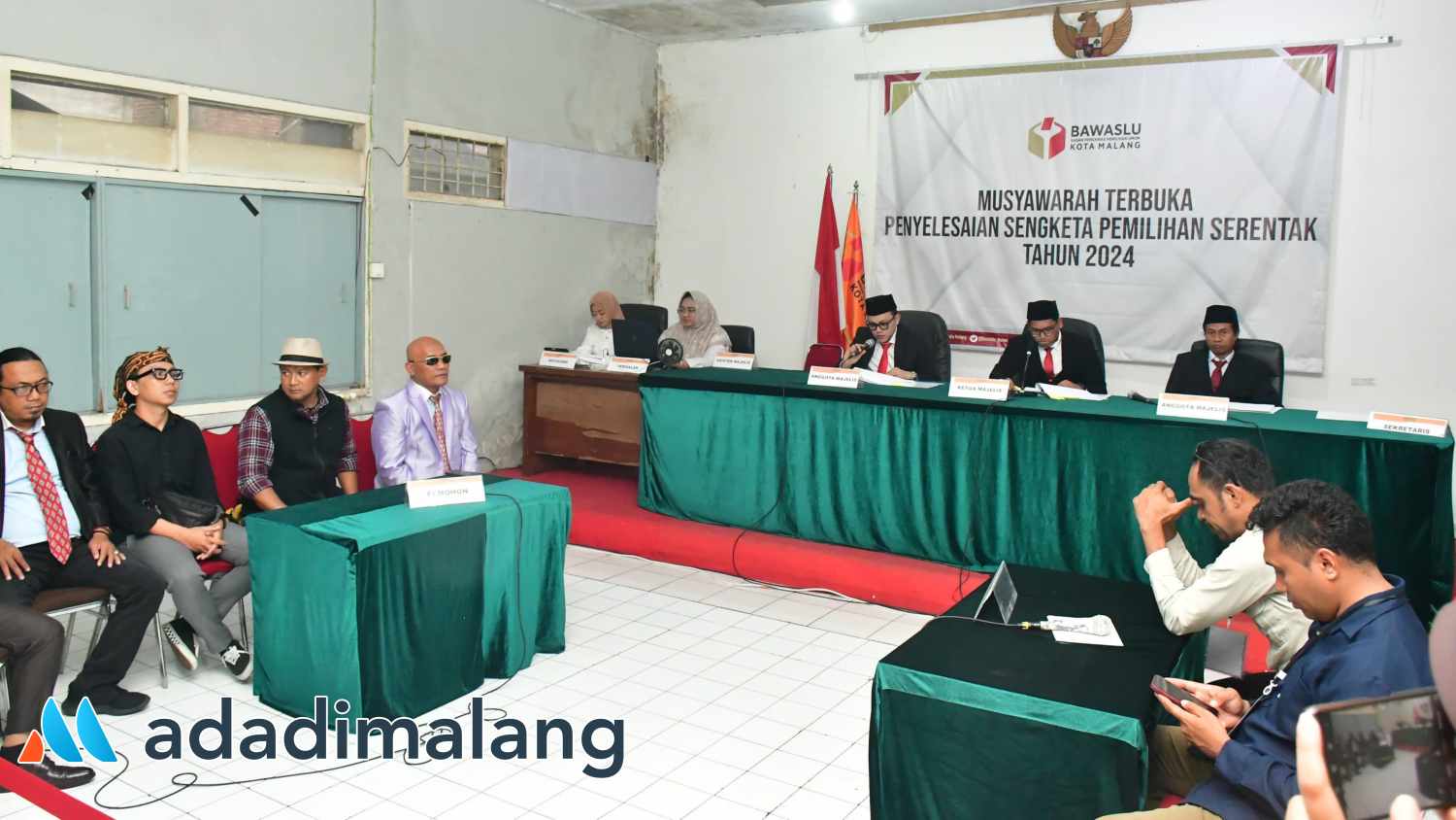 Pelaksanaan Musyawarah terbuka Penyelesaian Sengketa Pemilihan Serentak 2024 di Kantor Bawaslu Kota Malang dengan agenda Pembacaan Putusan malam tadi (Foto : Agus Yuwono)