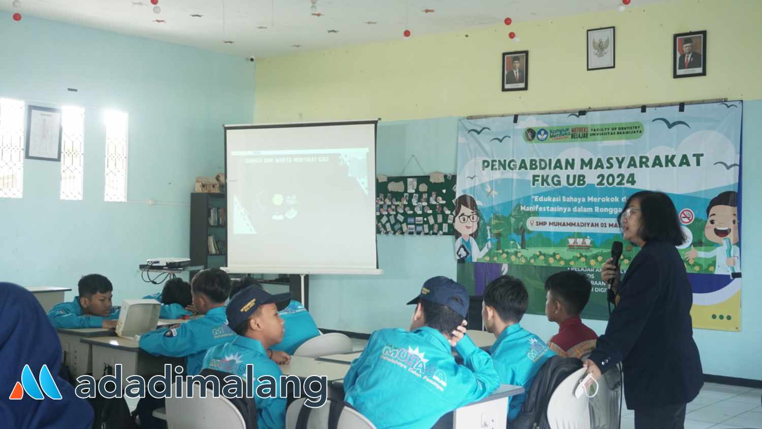 Ketua Tim Pengabdian Kepada Masyarakat FKG UB, drg. Trining Widodorini, M.Kes., saat memberikan edukasi kepada siswa siswi SMP Muhammadiyah I Kota Malang (Foto : Agus Yuwono)
