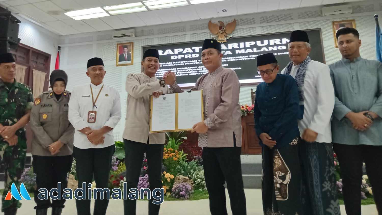 Ketua DPRD Kota Malang I Made Riandiana Kartika, SE., MM., bersama dengan Pj Wali Kota Malang Dr. Ir. Wahyu Hidayat, MM usai persetujuan Ranperda Penyelenggaraan Pondok Pesantren