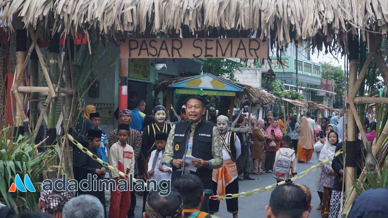 Pj Wali Kota Malang, Dr. Ir. Wahyu Hidayat, MM., saat memberikan sambutan sebelum membuka kegiatan Pasar Semar Tempoe Doeloe di RT 6- RW 2 Kelurahan Arjosari (Foto : Agus Yuwono)