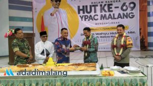 Ketua Umum YPAC Kota Malang Dr.rer.pol. Romy Hermawan, S.Sos., MAP memberikan potingan tumpeng kepada Pj Wali Kota Malang Dr. Ir. Wahyu Hidayat, MM yang juga mendapat penghargaan sebagai 'Wali Kota Peduli Disabilitas'