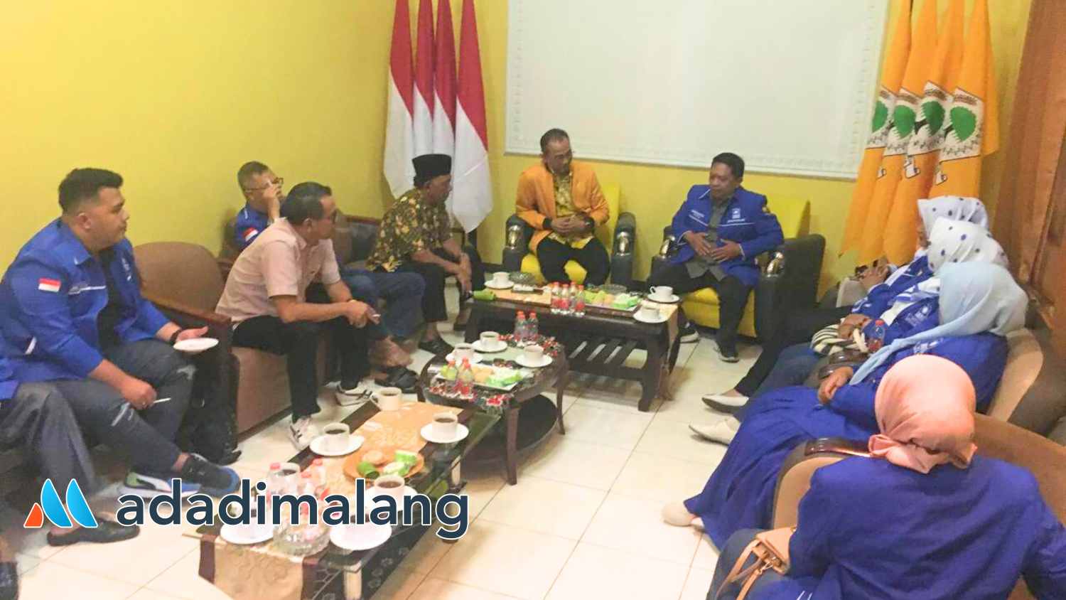 Sekretaris DPD Golkar Drs Rudy Nugroho menyambut kedatangan Ketua DPD PAN Kota Malang Lookh Mahfudz,SS bersama pengurusnya di kantor DPD Golkar Kota Malang (Foto : Agus Yuwono)