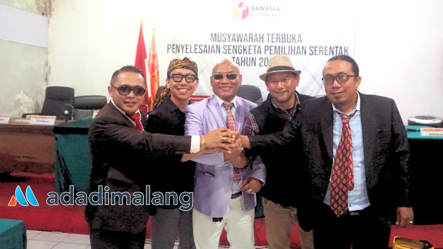 Bapaslon Sam HC dan Risky Boncel bersama kuasa hukumnya usai sidang pembacaan putusan malam tadi (Foto : Agus Yuwono)