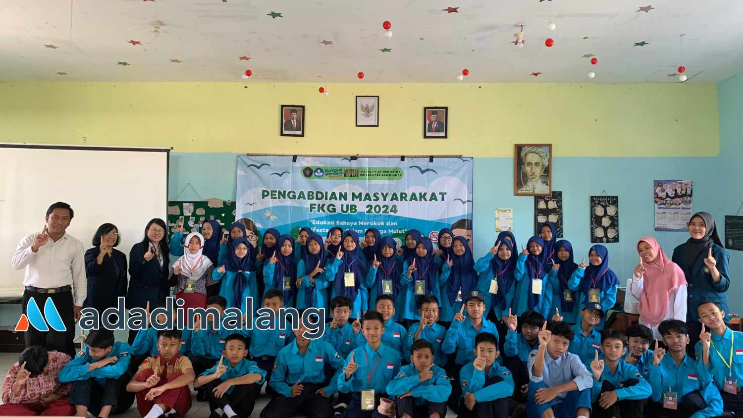 Para siswa siswi SMP Muhammadiyah I Kota Malang bersama guru dan Dokter Gigi FKG UB usai kegiatan edukasi (Foto : Agus Yuwono)