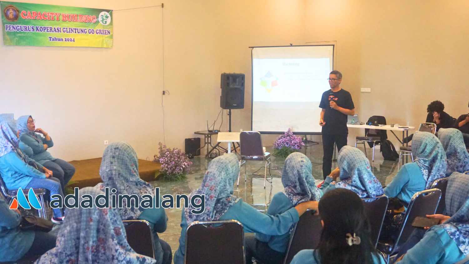 Materi perkoperasian disampaikan dengan menggunakan permainan yang dipandu oleh komunitas Lets Play dari Kota Malang (Foto : Agus Yuwono)