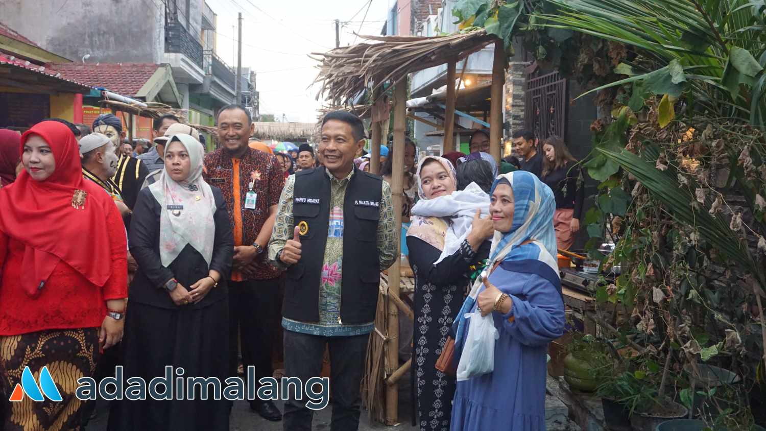 Pj Wali Kota Malang, Dr. Ir. Wahyu Hidayat, MM., berinteraksi bersama warga dan pengunjung Pasar Semar Tempoe Doeloe di RT 6- RW 2 Kelurahan Arjosari (Foto : Agus Yuwono)