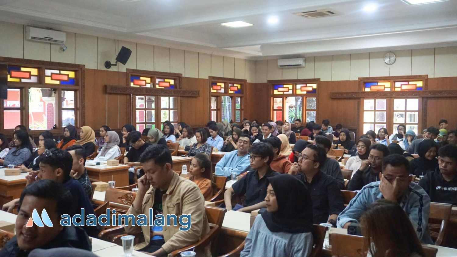 Calon Wisudawan STIE Malangkuçeçwara yang banyak dari kalangan genZ mendapat bekal dari praktisi dunia kerja yang mengajarkan memanfaatkan potensi GenZ (Foto : Agus Yuwono)