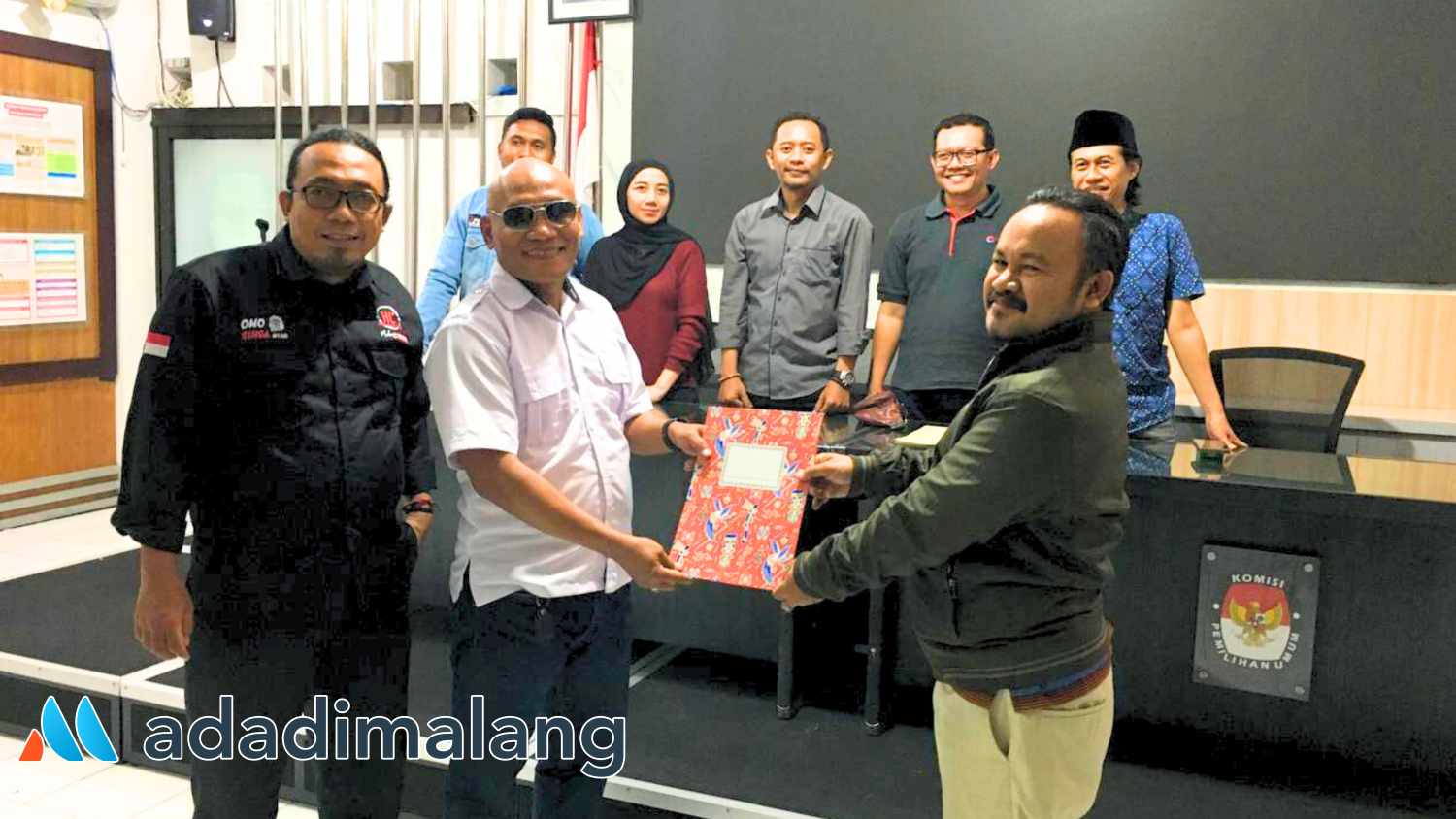 Kuasa Hukum Sam HC- Risky (Boncel), Dr. Susianto, S.H., M.H., CLA., menyerahkan bukti upload dukungan untuk Bapaslon Sam HC-Risky Boncel sebanyak 13.366 kepada Ketua KPU Kota Malang, Muhammad Toyib sore hari tadi (Foto : Agus Yuwono)