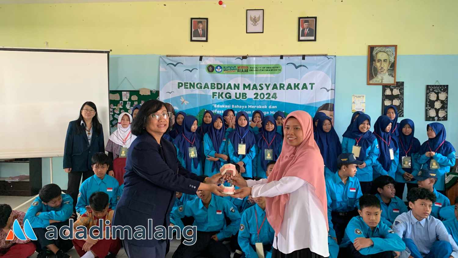 Pemberian cinderamata usai pelaksanaan edukasi kepada siswa siswi SMP Muhammadiyah I Kota Malang (Foto : Agus Yuwono)