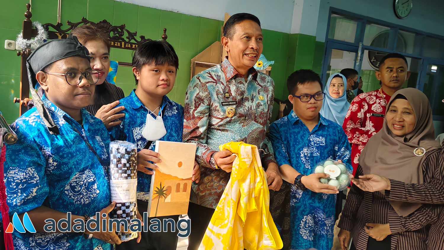 Pj Wali Kota Malang Dr. Ir. Wahyu Hidayat, MM takjub dengan hasil kreasi para penyandang disabilitas yang dibina di YPAC Kota Malang 