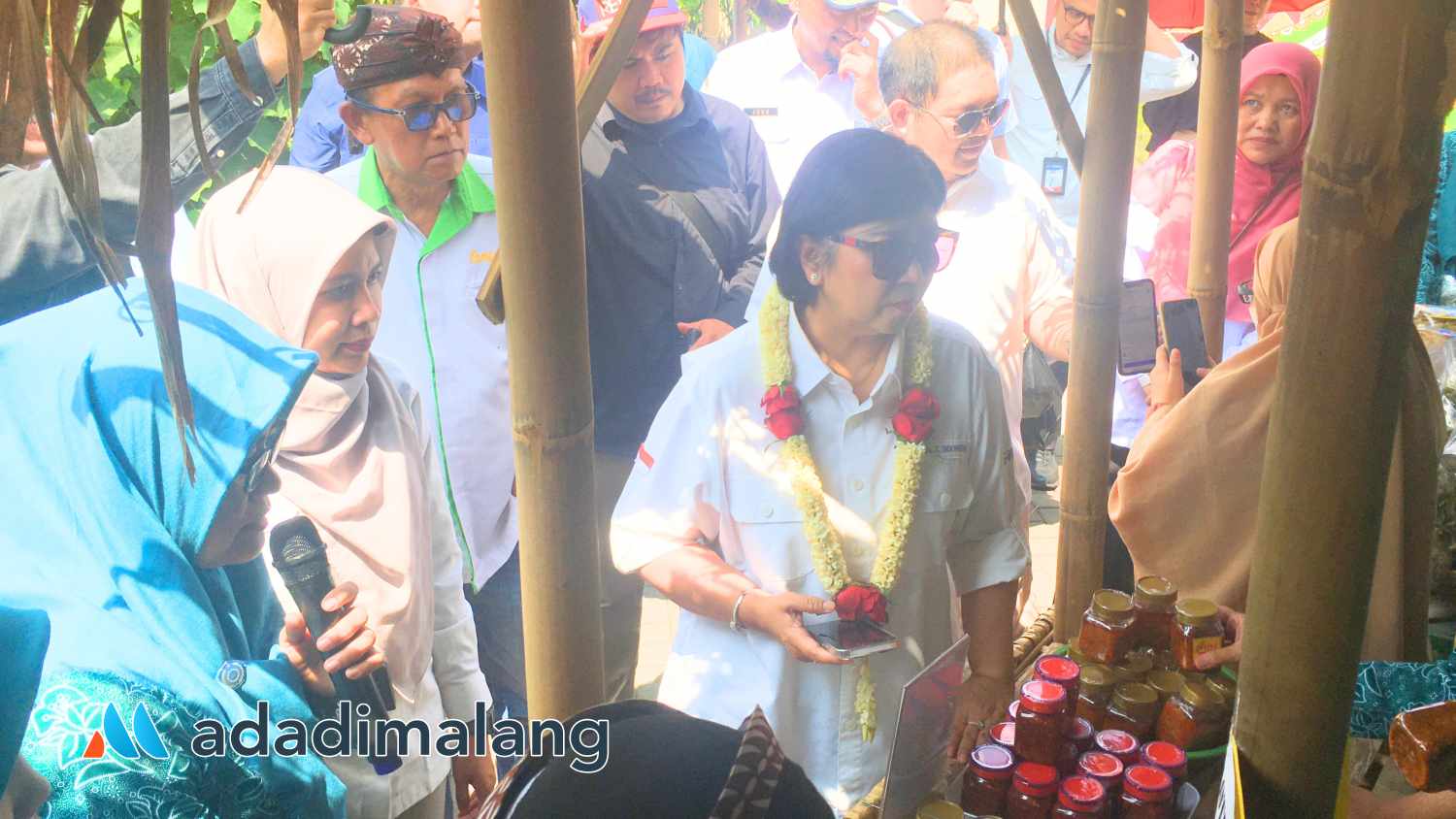 Deputi Gubernur Senior bank Indonesia, Destry Damayanti saat berbelanja produk UMKM Kampung Semar dengan menggunakan QRIS untuk pembayarannya (Foto : Agus Yuwono)