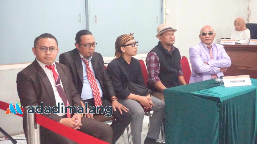 Bapaslon Sam HC - Risky Boncel nampak hadir dalam Musyawarah Terbuka Penyelesaian Sengketa Pemilihan Serentak 2024 dengan agenda Pembacaan Putusan malam tadi (Foto : Agus Yuwono)