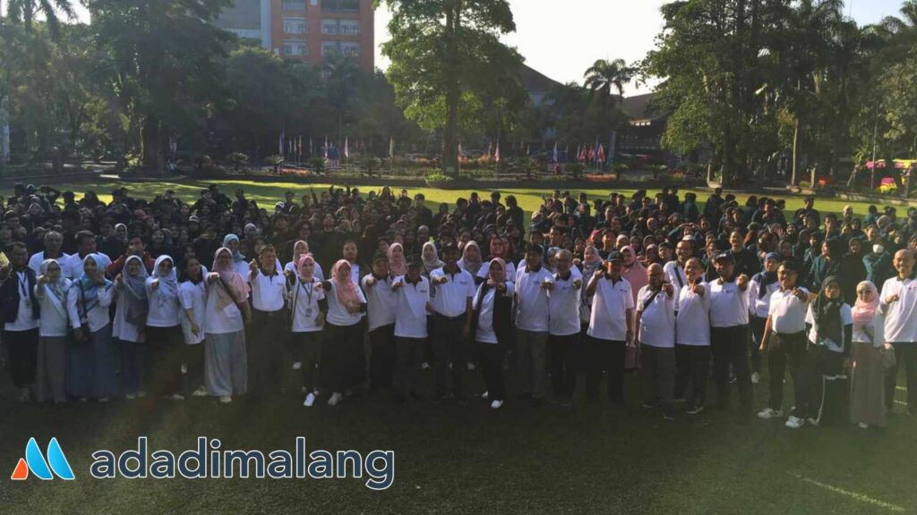Pelepasan mahasiswa peserta program Mahasiswa Membangun Desa (MMD) Fakultas Teknologi Pertanian Universitas Brawijaya (FTP UB) di lapangan Rektorat UB pagi tadi (Foto : Agus Yuwono)