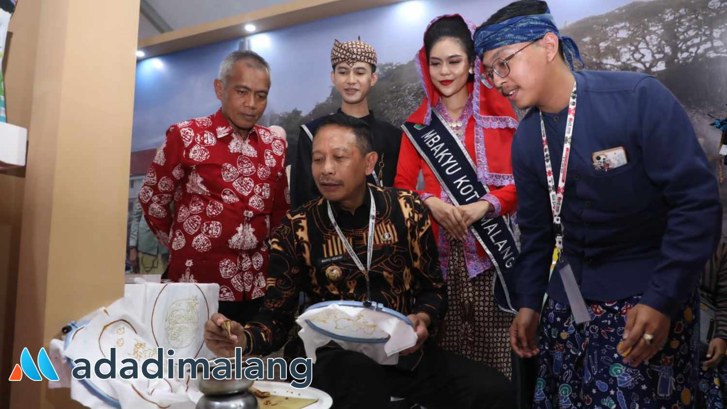 Pj Wali Kota Malang, Dr. Ir. Wahyu Hidayat, MM, saat mencoba membatik di Stand Soendari Batik Kota Malang yang turut dihadirkan di Balikpapan untuk memeriahkan ajang Indonesia City Expo