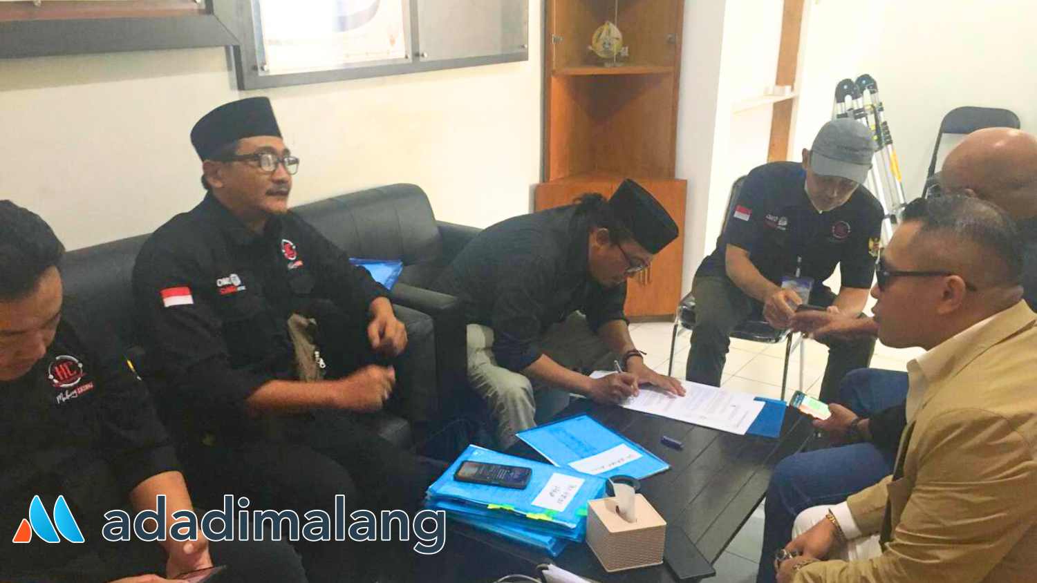 Tim Kuasa Hukum Bapaslon Sam HC-Risky Boncel bersama pendukung sedang menyusun Surat Keberatan terkait pelaksanaan Verifikasi Faktual yang telah dilaksanakan oleh KPU Kota Malang (Foto : Agus Yuwono)