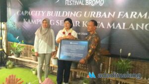 Deputi Gubernur Senior bank Indonesia, Destry Damayanti menyerahkan Bantuan Program Implementasi Kebijakan Ekonomi dan Keuangan Daerah PRasarana Pendukung Urban Farming kepada Edi Sugianto selaku Ketua RT 06 RW 02 Kelurahan Arjosari (Foto : Agus Yuwono)