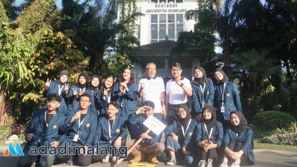 Salah satu Kelompok Mahasiswa MembangunDesa (MMD) FTP UB yakni Kelompok 22 menciptakan inovasi mesin penghasil Pelet Terapung untuk solusi masyarakat peternak Ikan Lele di Gondosuli Tulungagung (Foto : Agus Yuwono)