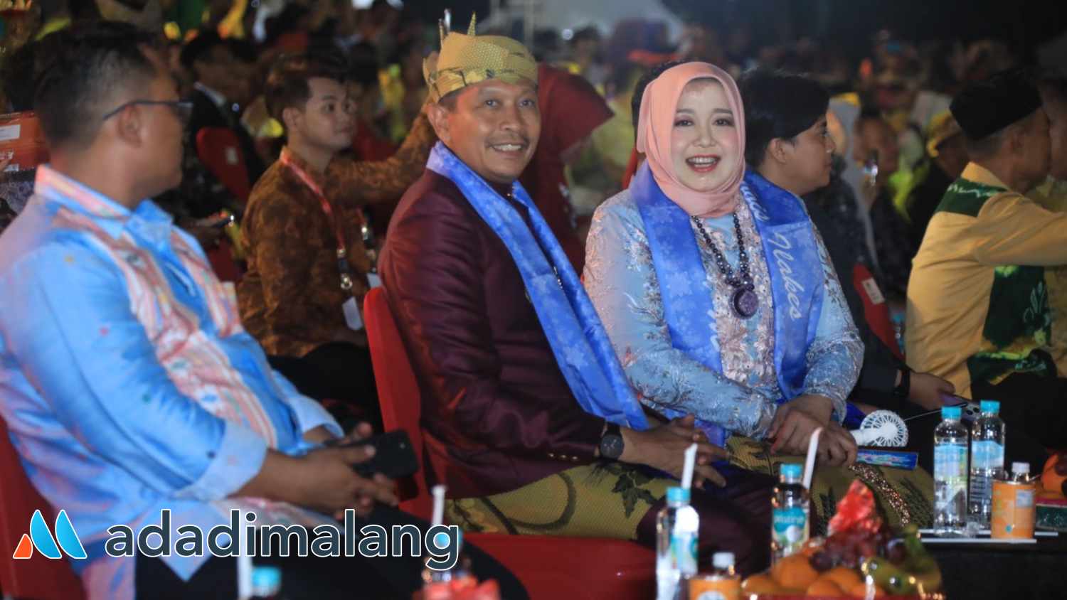 Pj Wali Kota dan Ketua PKK Kota Malang mengapresiasi gelaran Parade Pratnyaparamita ing Malang yang memeriahkan Karnaval Budaya Nusantara Rakernas APEKSI XVII di Balikpapan 