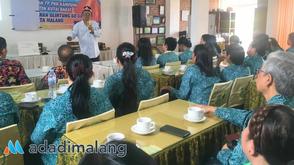 Pembina Lingkungan Tingkat Nasional asal Kota Malang, Ir. H. Bambang irianto saat memberikan materi tentang perubahan Mindset dan Pembangunan Kampung (Foto : Agus Yuwono)