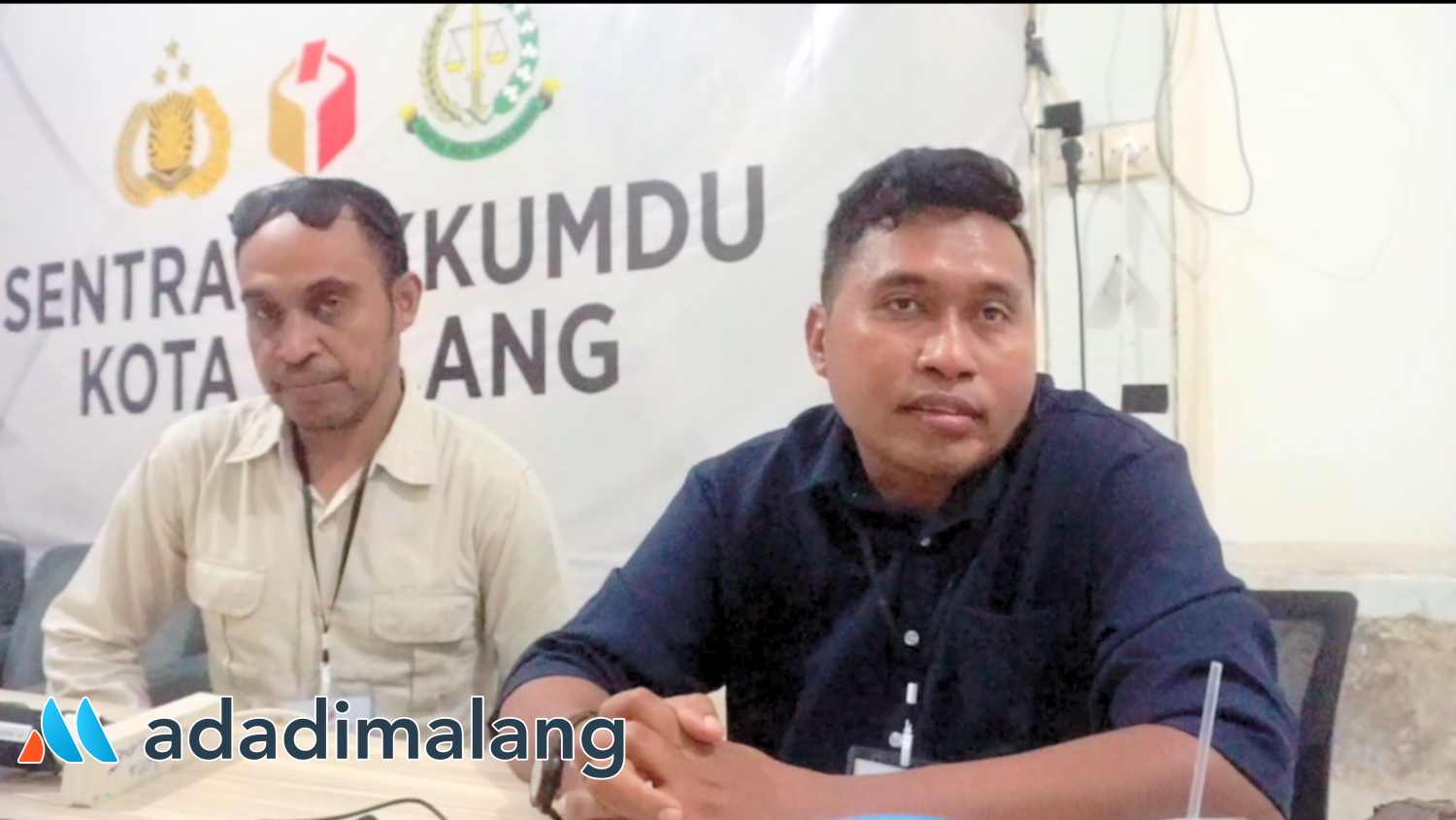 Komisioner KPU Kota Malang Divisi Hukum dan Pengawasan, Konstantinus Naranlele saat memberikan keterangan kepada wartawan usai sidang pembacaan putusan (Foto L Agus Yuwono)