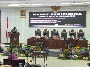 Anggota Fraksi saat melakukan penyampaian Pandangan Akhir Fraksi terhadap Ranperda Penyelenggaraan Pondok Pesantren