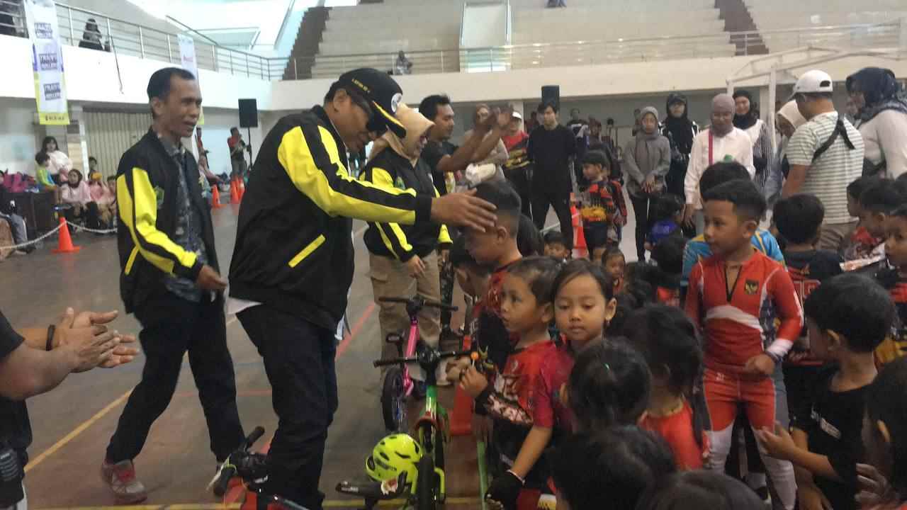 Ketua Umum KORMI Kota Malang, Ir. H.Sofyan Edi Jarwoko menyapa anak-anak yang menjadi peserta Seleksi FORKOT I Kota Malang untuk Inorga Pushbike di GOR Ken Arok pagi tadi (Foto : Agus Yuwono)