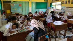 Lima mahasiswa Universitas Muhammadiyah Malang (UMM) melaksanakan sosialisasi program K3 kepada para siswa kellas V SDN 1 Petungsewu (Foto : Ist)