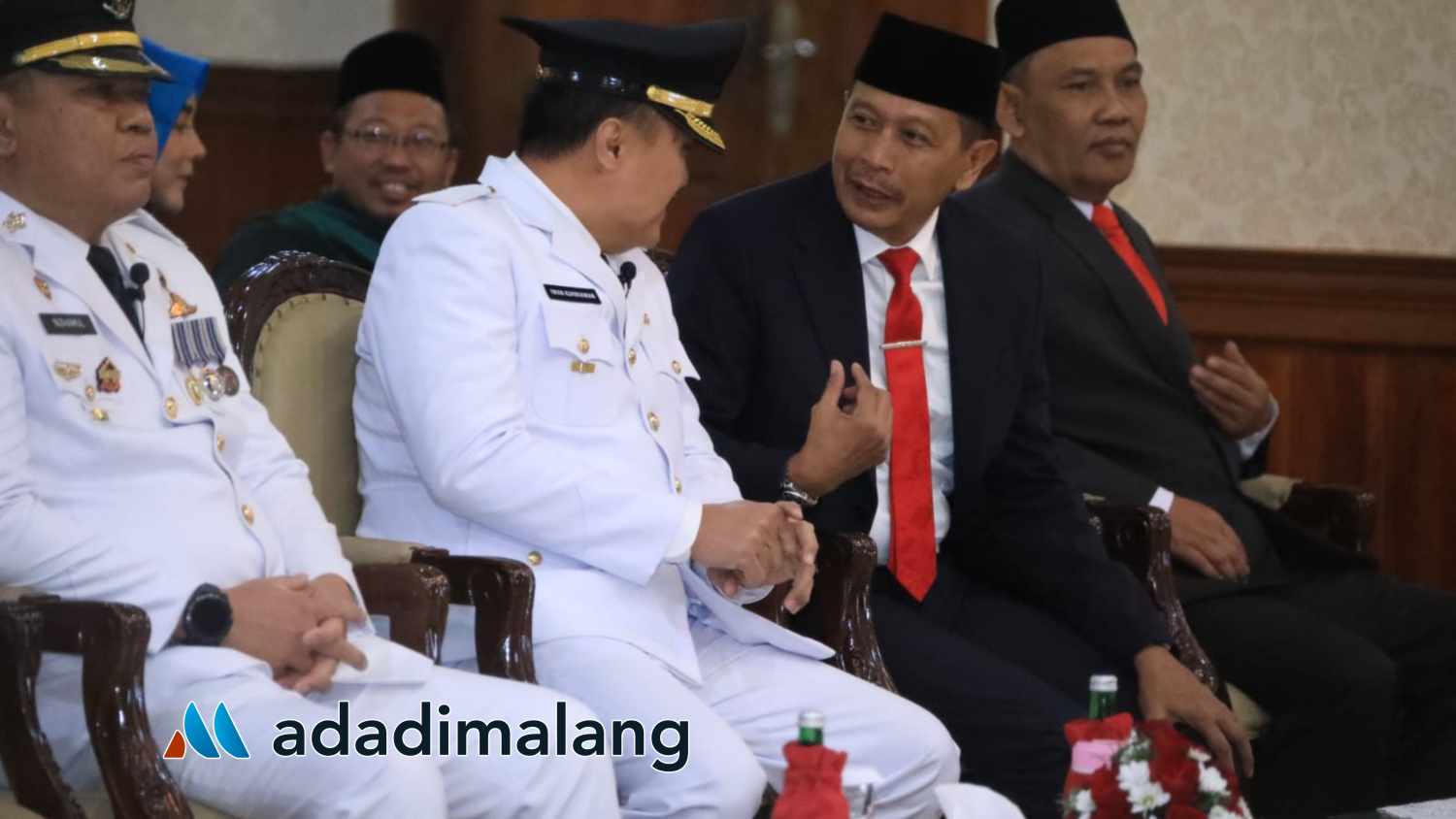 Mantan Pj Wali Kota Malang Dr. Ir. Wahyu hidayat, MM bersama dengan Pj Wali Kota Malang yang baru, Kurniawan, ST., MT.,