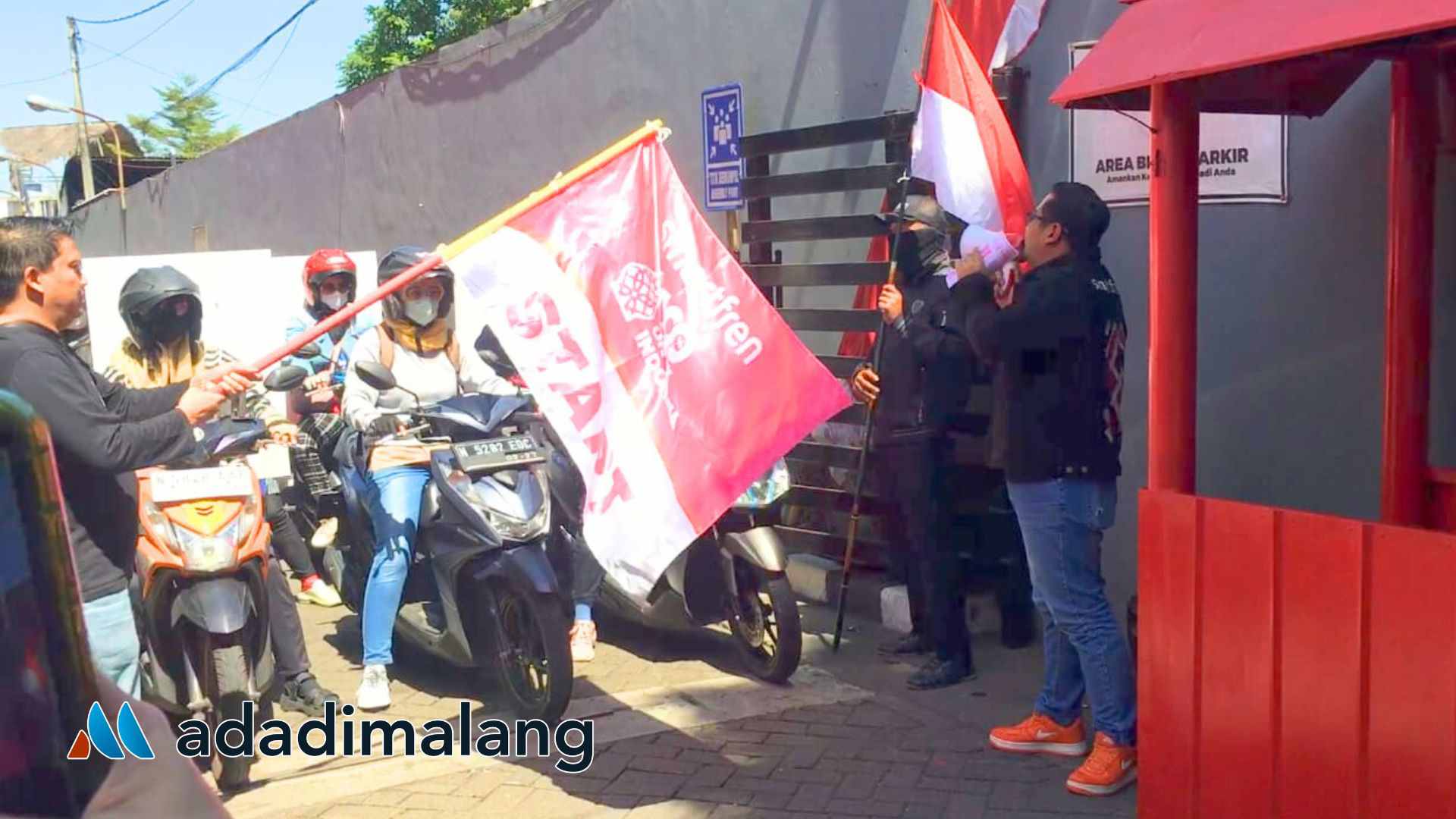 Pemberangkatan rombongan untuk konvoi Gebyar HadiahSmartfren (GAS) keliling Kota Malang hari ini (Foto : Agus Yuwono)
