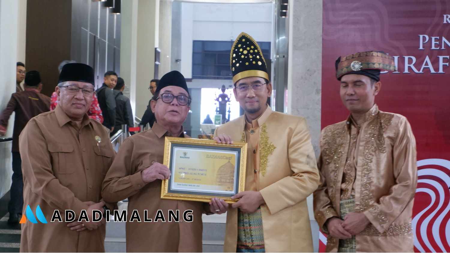 Rektor UB, Prof. Widodo, S.Si., M.Si., Ph.D.Med.Sc. menerima BAZNAS Card dari Ketua Badan Amil Zakat Nasional (Baznas) Provinsi Jawa Jawa Timur, Profesor Ali Maschan Moesa di momen Peringatan Hari Kemerdekaan Ke-79 Republik Indonesia (Foto : Ist)