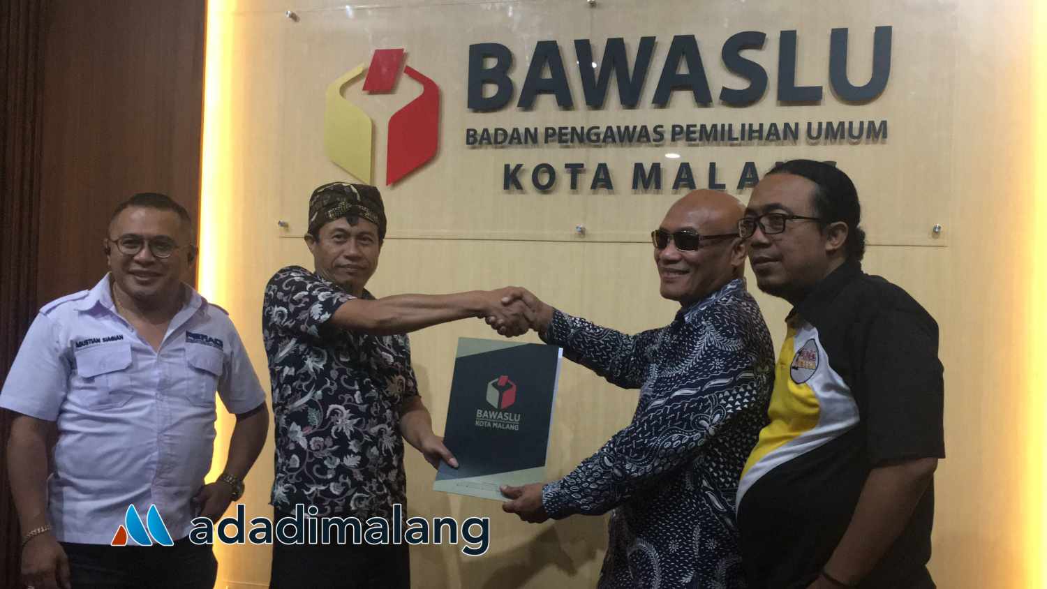 Ketua Tim Kuasa Hukum Sam HC-Risky Boncel, Dr. Susianto, , S.H., M.H., CLA., saat menerima berita acara menerima permohonan dari Komisioner Bawaslu kota Malang (Foto : Agus Yuwono)