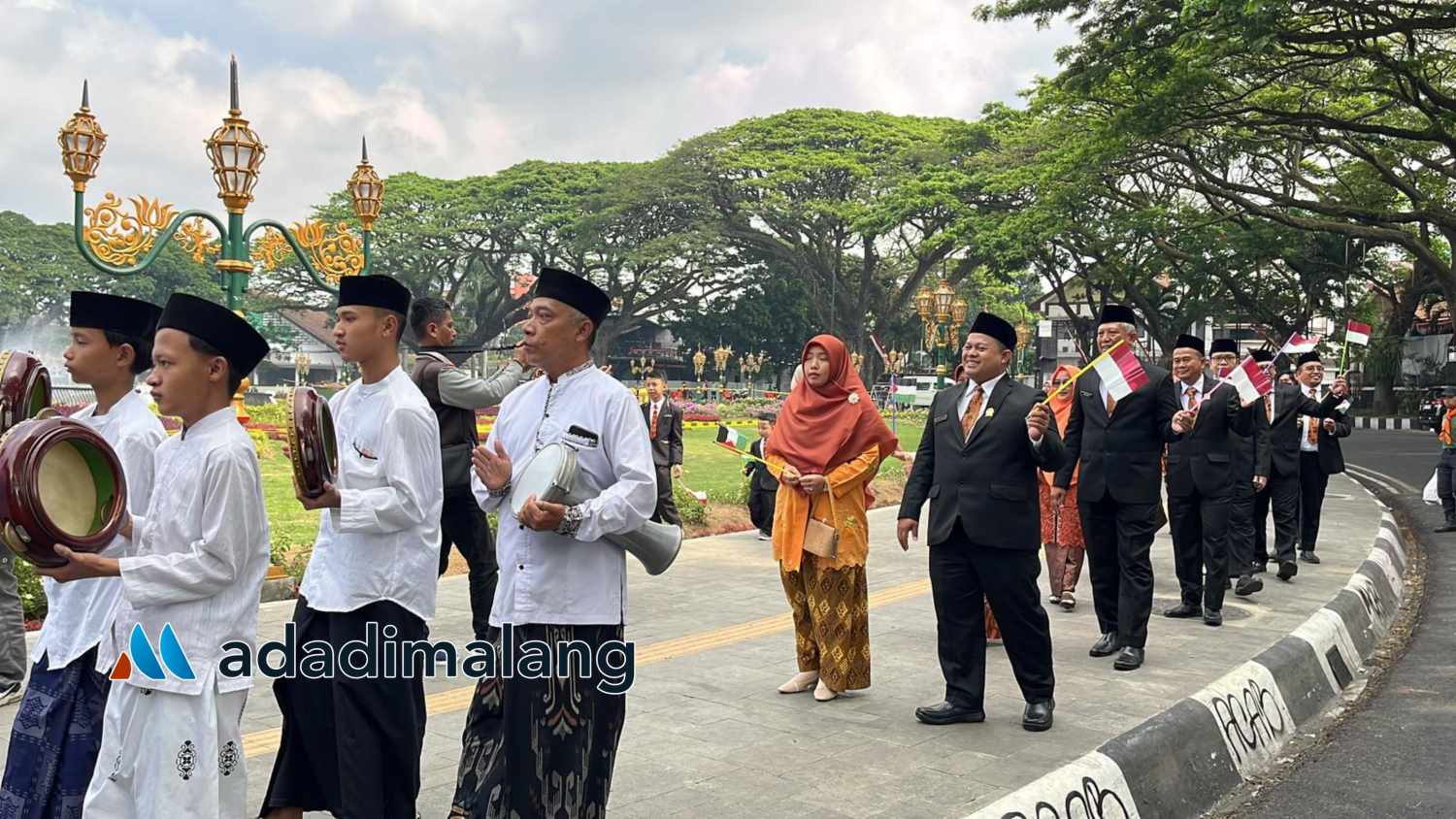 Diiringi musik hadrah, rombongan ke tujuh anggota DPRD Kota Malang terpilih dari PKS berjalan dengan mengibarkan bendera merah putih dan juga bendera Palestina (Foto : Ist)