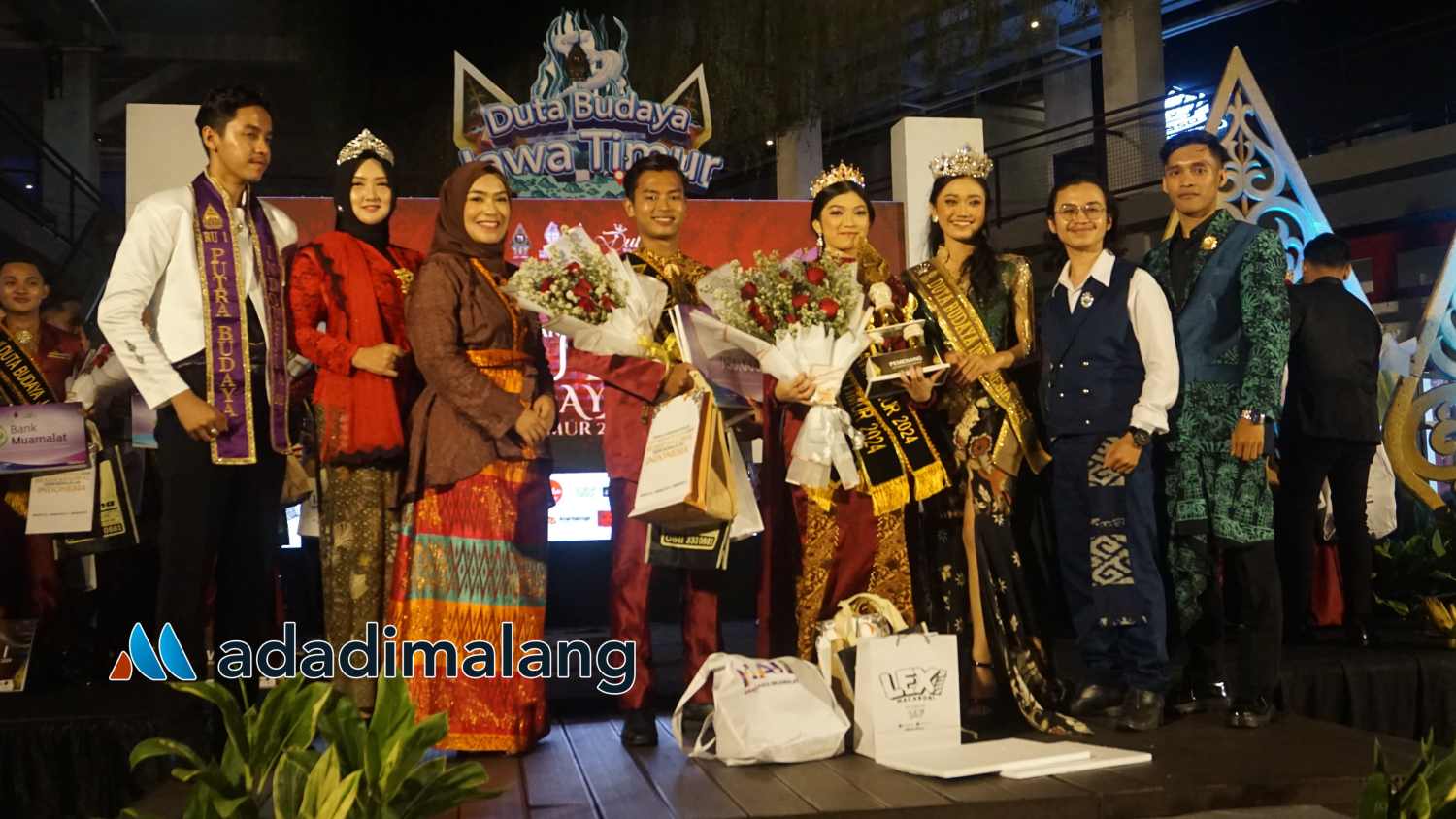 Miss Whida bersama beberapa Dewan Juri lainnya berfoto bersama para Juara Terpilih Pemilihan Duta Budaya Jawa Timur tahun 2024 (Foto : Agus Yuwono)